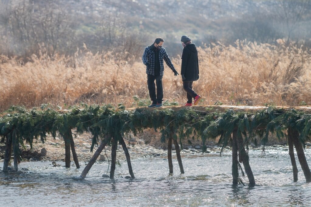미야코지마 여행 중 만나는 푸른 바다 위 다리 풍경